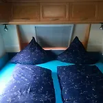 Komfort-caravan Mit Vorzelt مكان تخييم