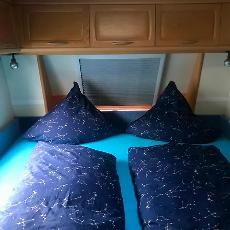 Komfort-caravan Mit Vorzelt Camping
