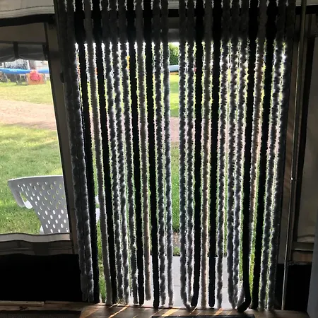 Kemping Komfort-caravan Mit Vorzelt Loitz