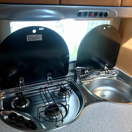 Kemping Komfort-caravan Mit Vorzelt *