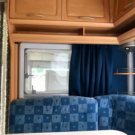 Kemping Komfort-caravan Mit Vorzelt Loitz