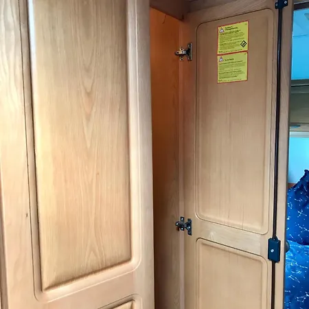 Komfort-caravan Mit Vorzelt Camping *