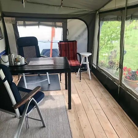 Kemping Komfort-caravan Mit Vorzelt
