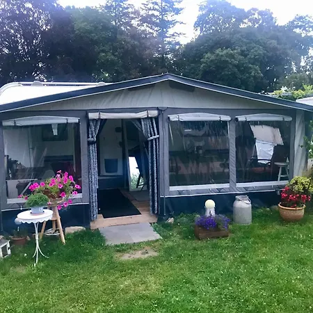 Kemping Komfort-caravan Mit Vorzelt *