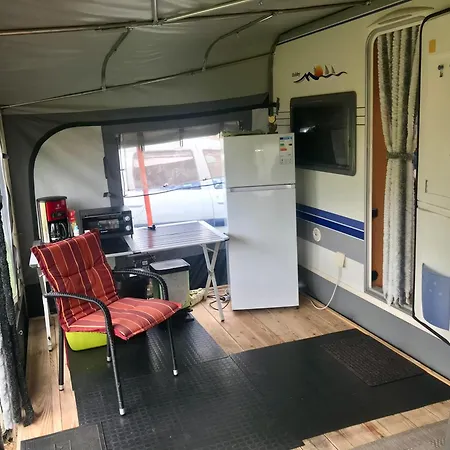Komfort-caravan Mit Vorzelt Camping *