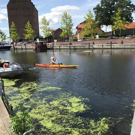 Kemping Komfort-caravan Mit Vorzelt Loitz