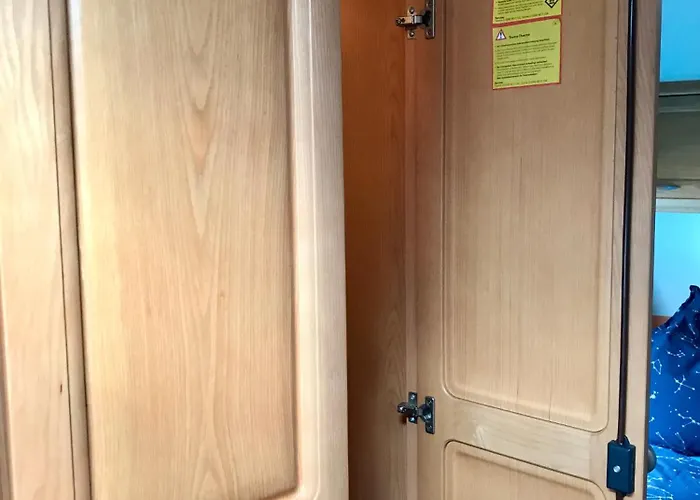 Komfort-caravan Mit Vorzelt キャンプ場 *