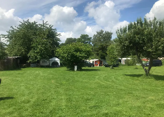 Komfort-caravan Mit Vorzelt キャンプ場 Loitz