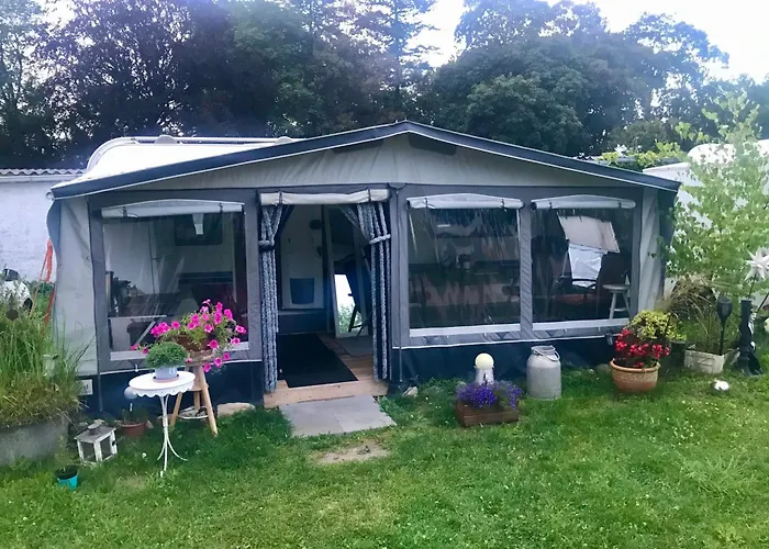 キャンプ場 Komfort-caravan Mit Vorzelt *